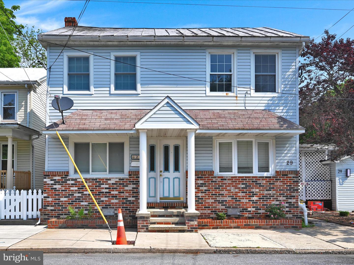 27 E LAUREL ST