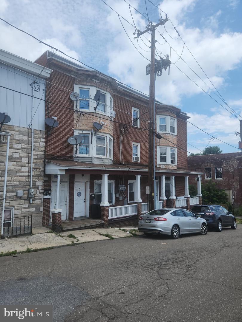 109 E Lloyd St Property Photo 1