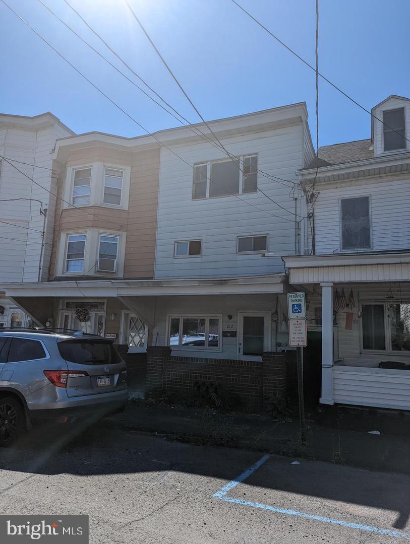212 E Lloyd St Property Photo 1