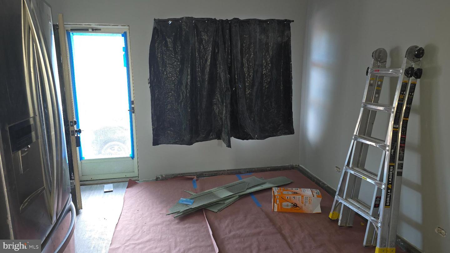 2134 Centre St Property Photo 4