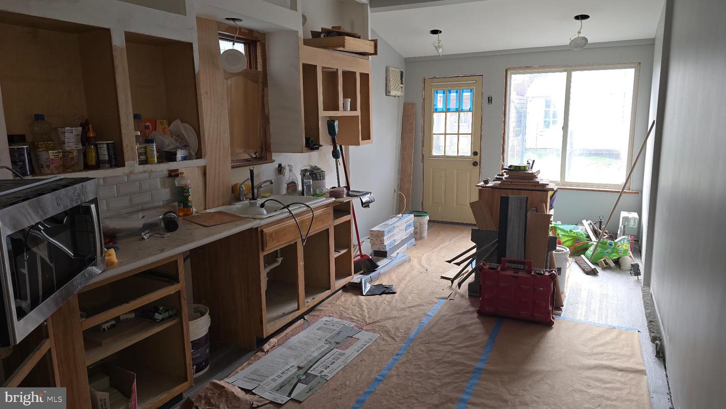 2134 Centre St Property Photo 5