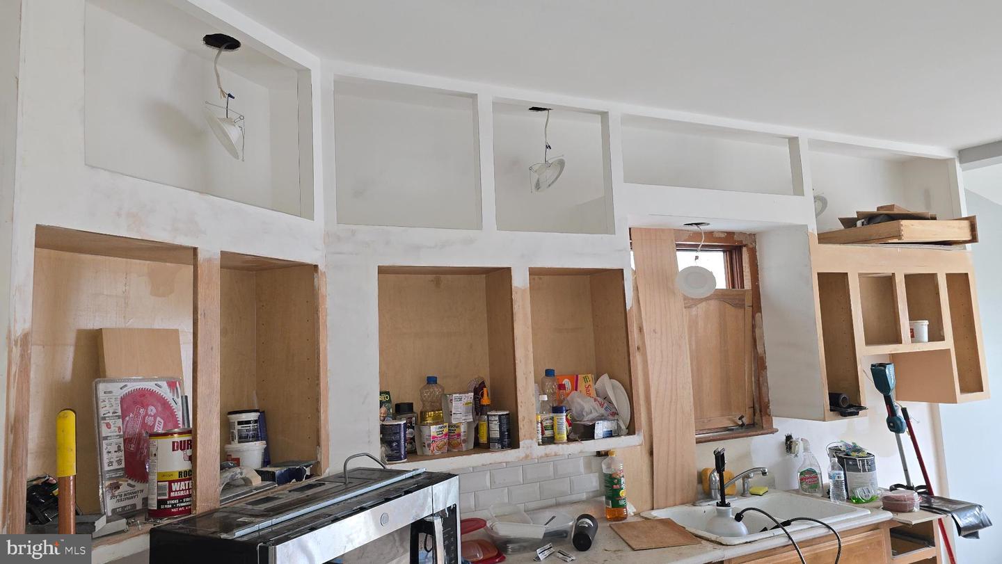 2134 Centre St Property Photo 6