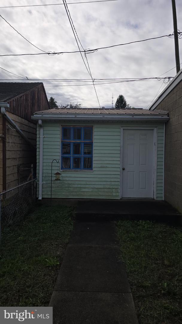 2134 Centre St Property Photo 25