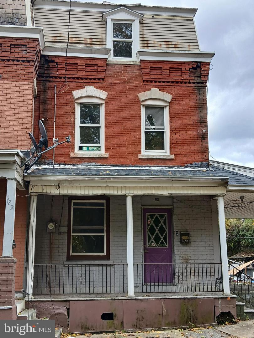 120-122 N Line St Property Photo 2