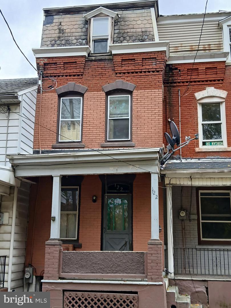 120-122 N Line St Property Photo 3