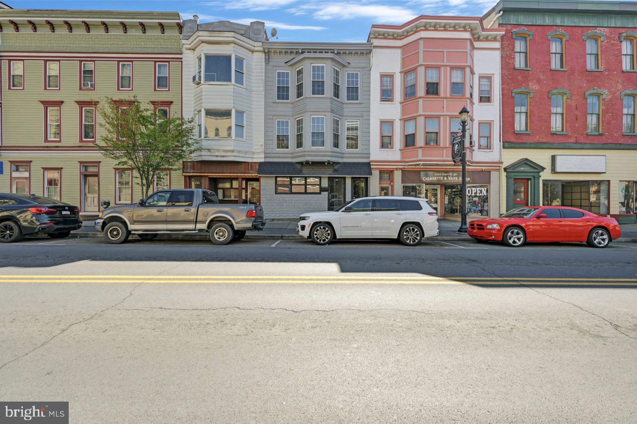 128 E Broad St Property Photo 1