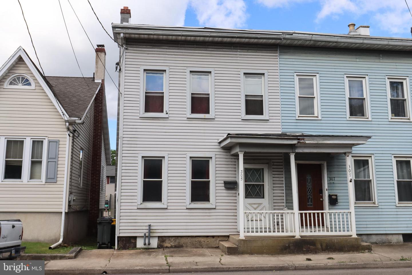 305 Dock St Property Photo 1