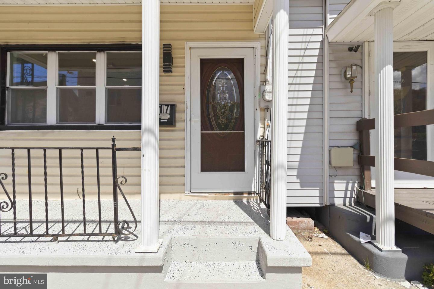17 E Main St Property Photo 1
