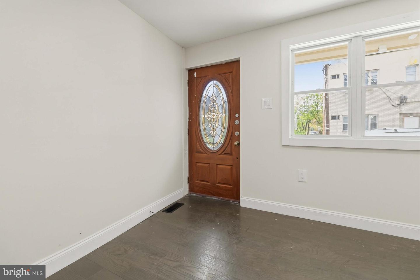 17 E Main St Property Photo 2