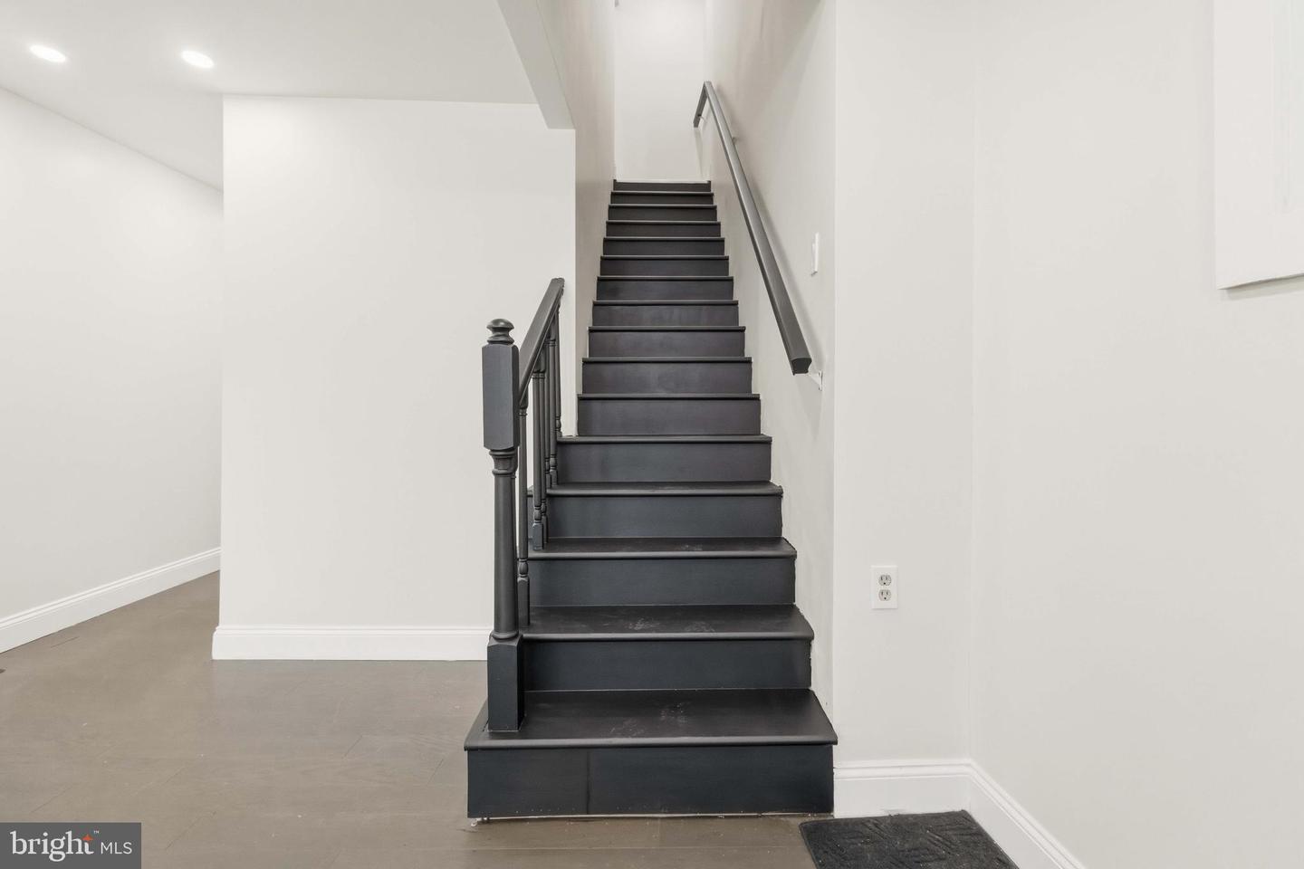 17 E Main St Property Photo 9