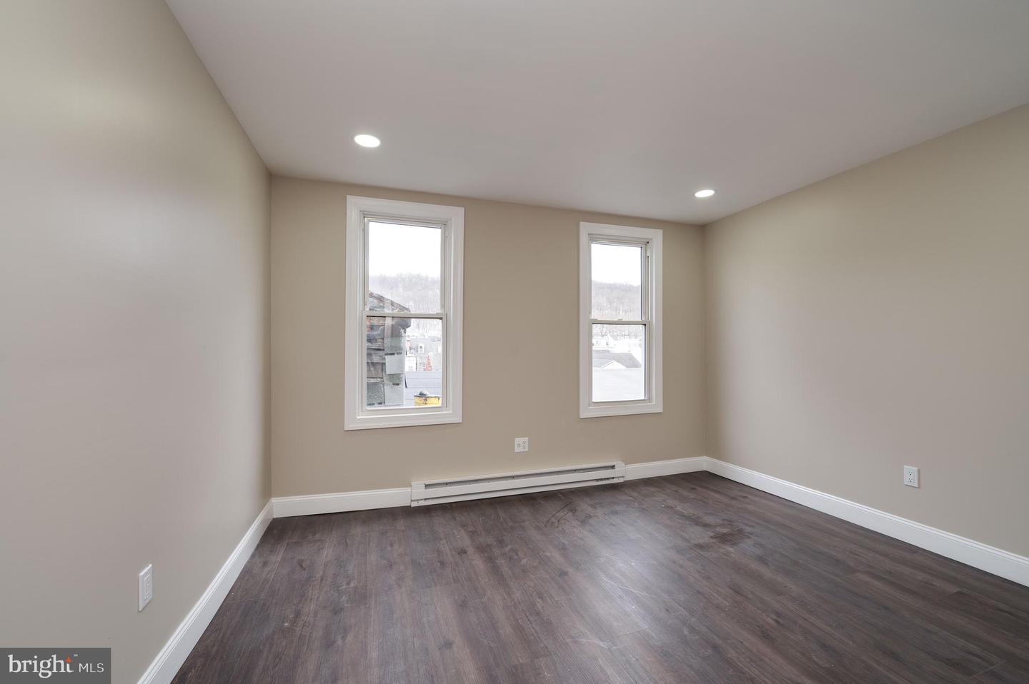 724 E Centre St Property Photo 7