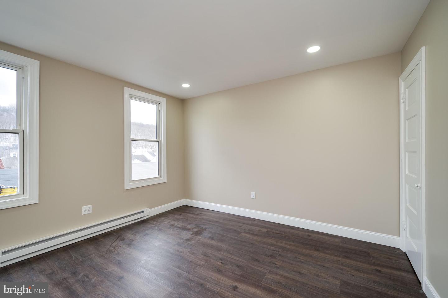 724 E Centre St Property Photo 8