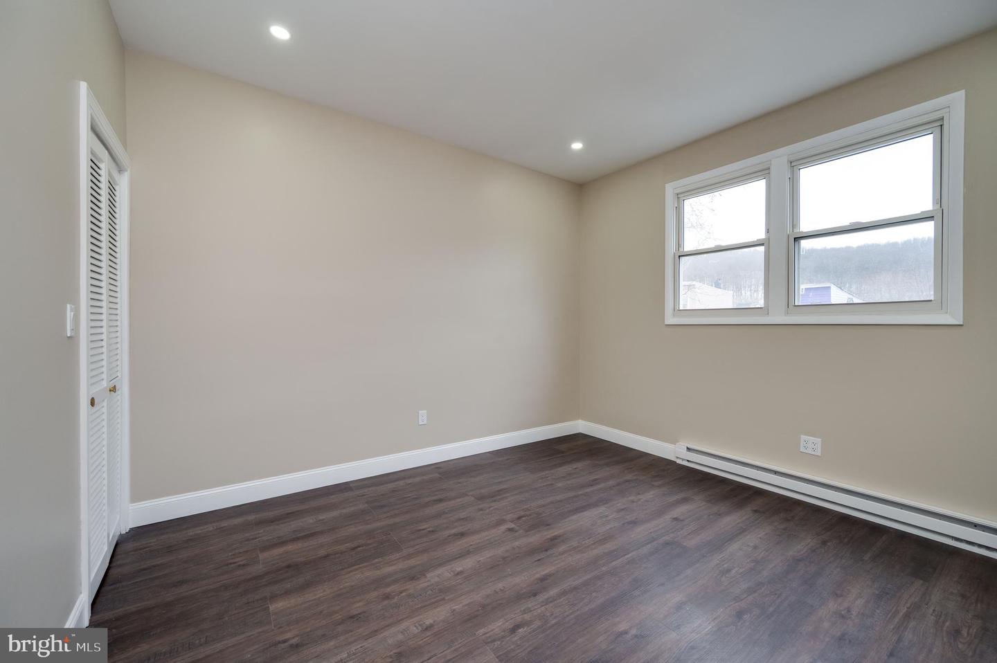 724 E Centre St Property Photo 18