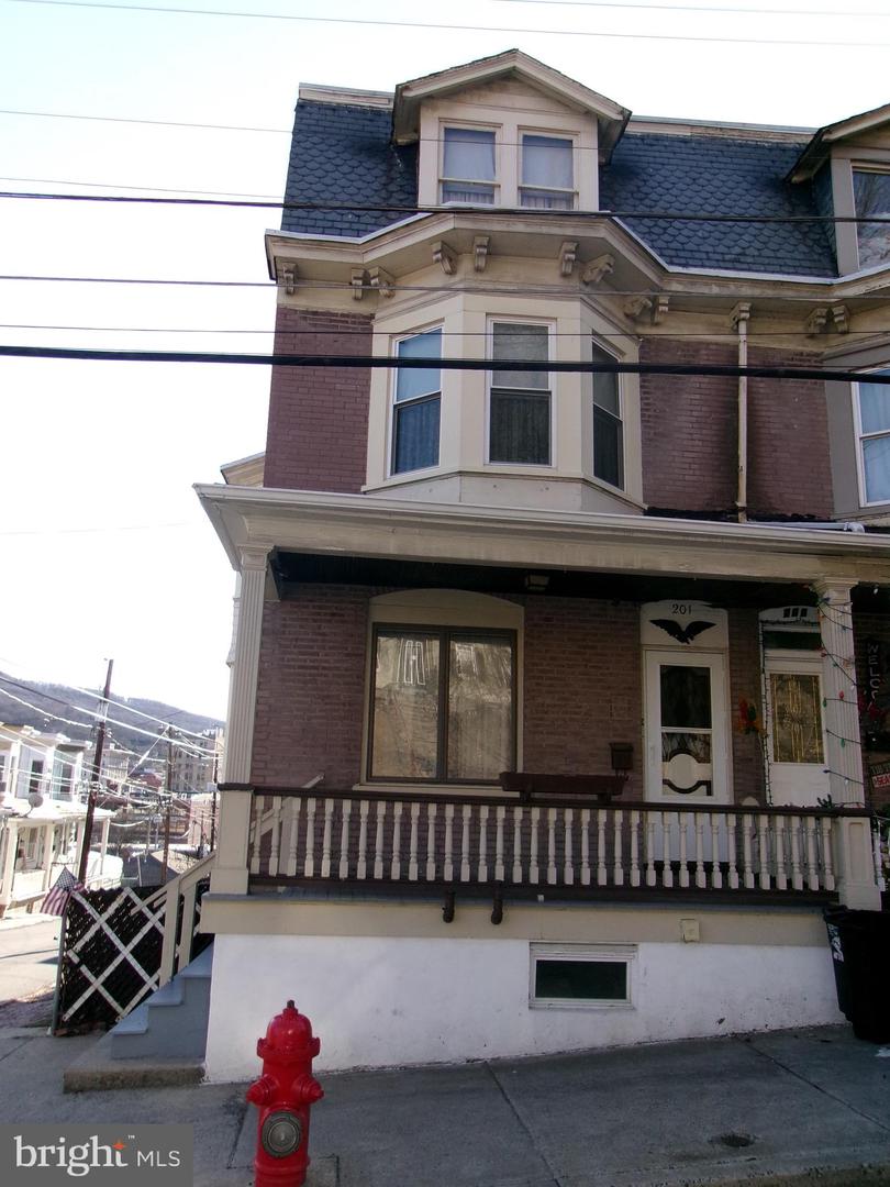 201 N George St Property Photo 1