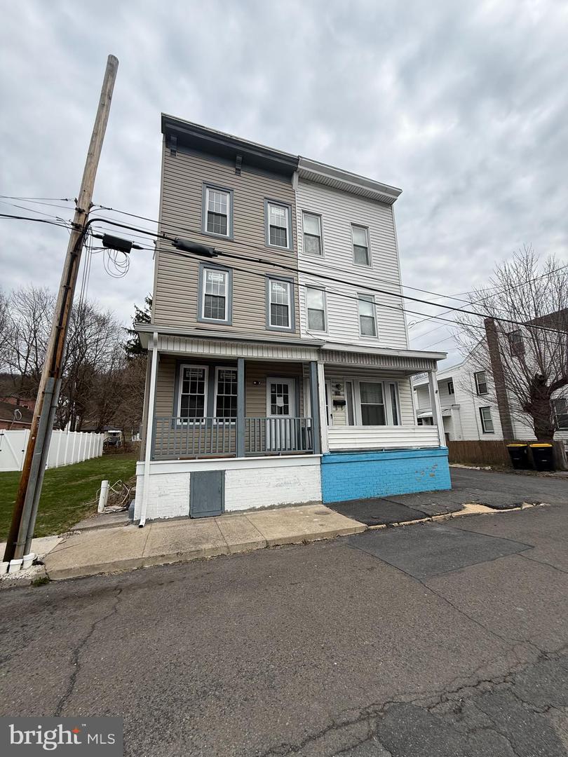 136 B St Property Photo 1