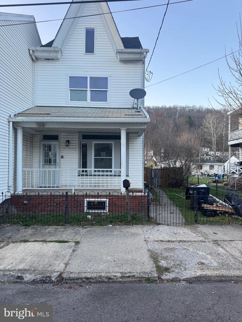 204 E B St Property Photo 1