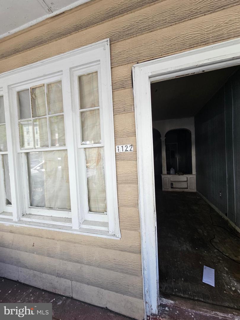 1122 E Centre St Property Photo 2