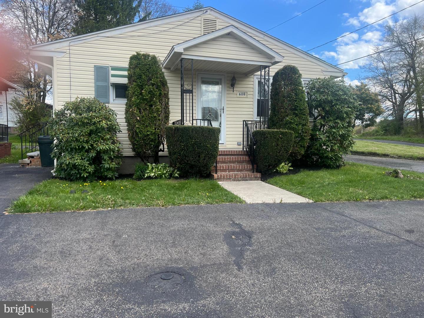 600 Altamont Blvd Property Photo 1