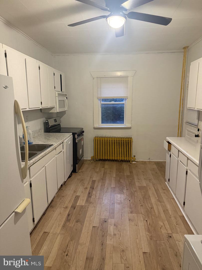 213 E Elm St Property Photo 3