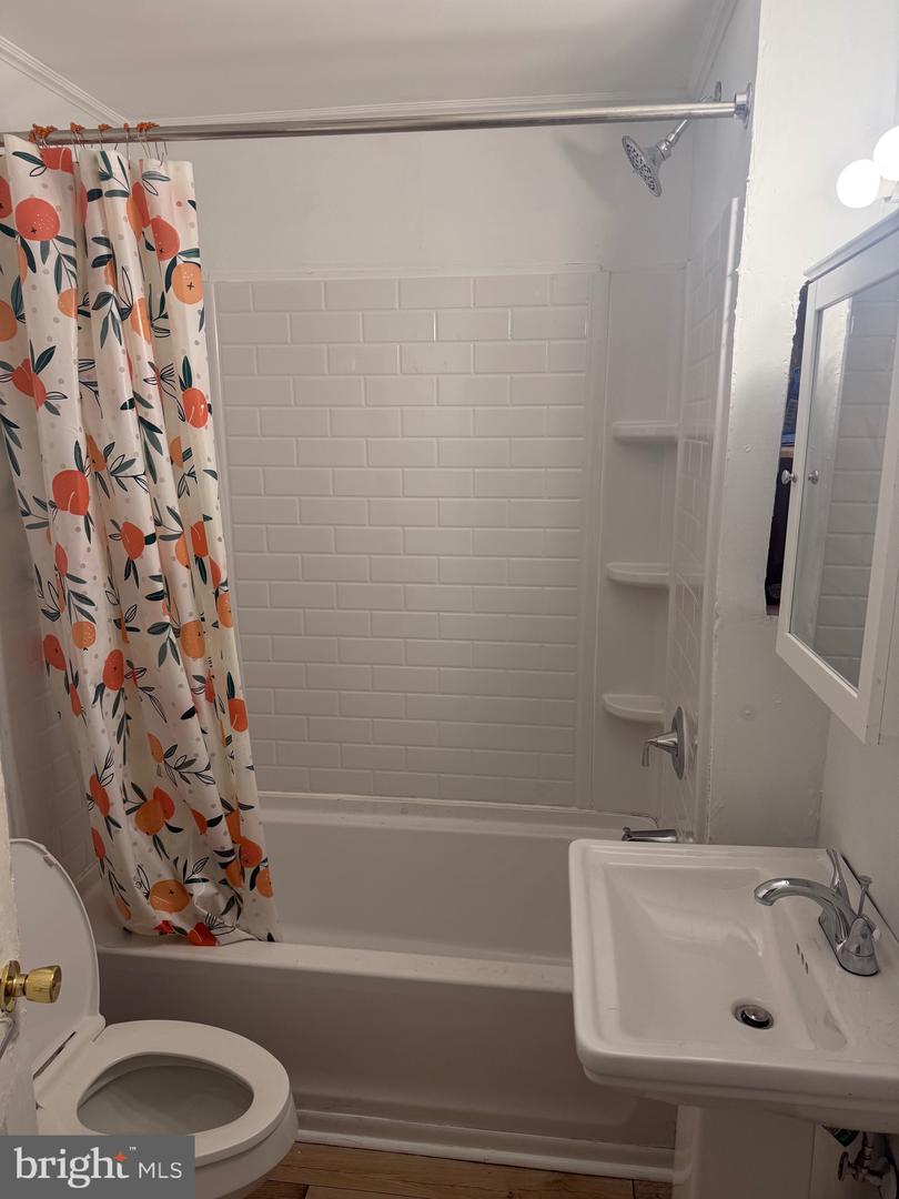 213 E Elm St Property Photo 4