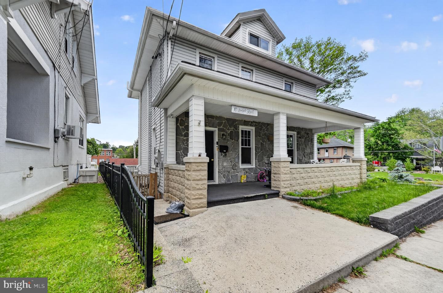 10 LAUREL ST