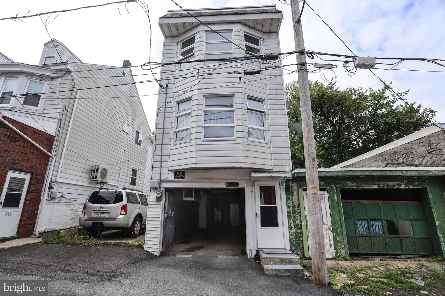 320 W New York St Property Photo 1