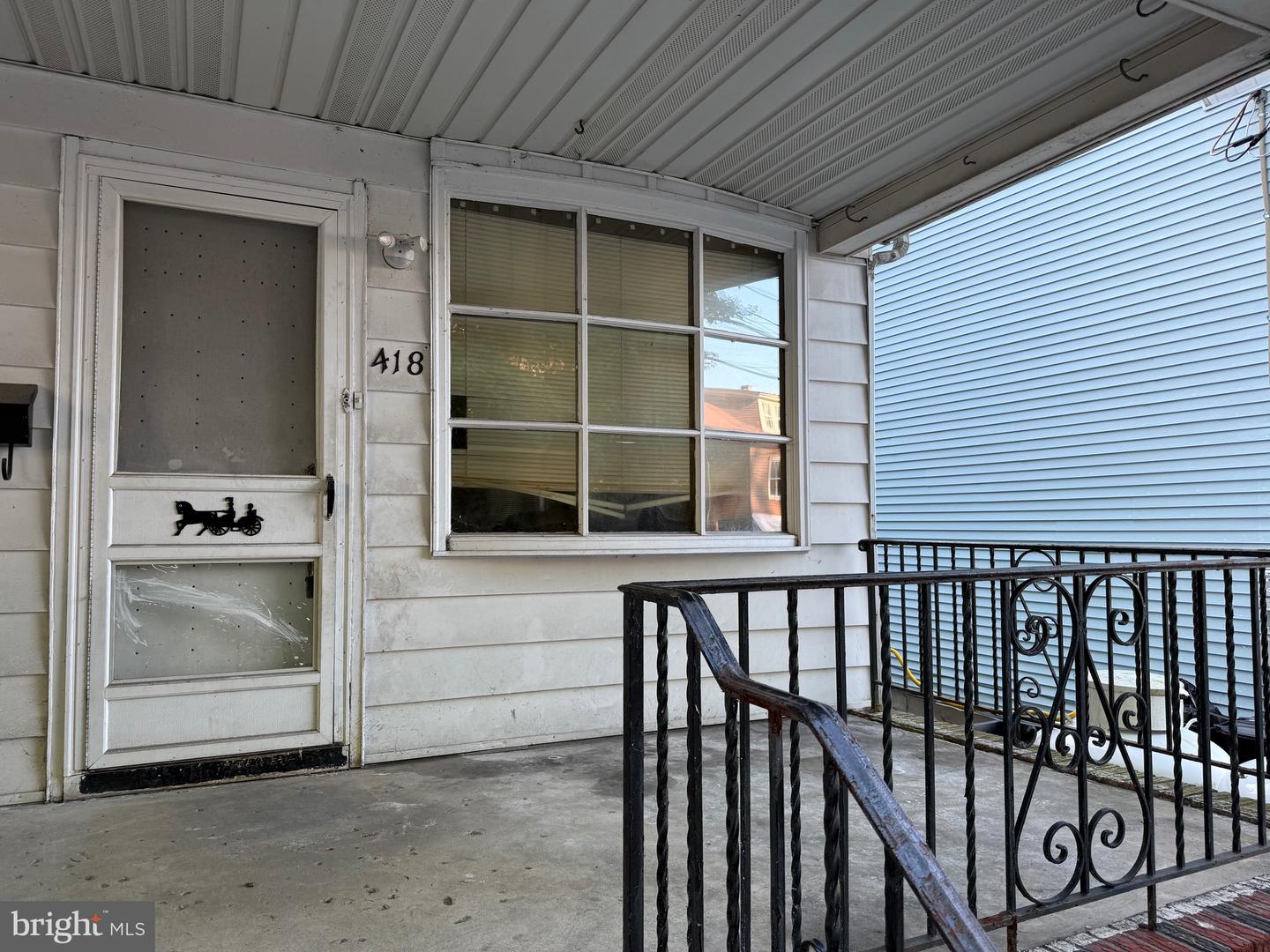 418 Laurel St Property Photo 2