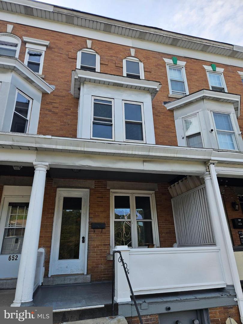 650 1/2 E Broad St Property Photo 1