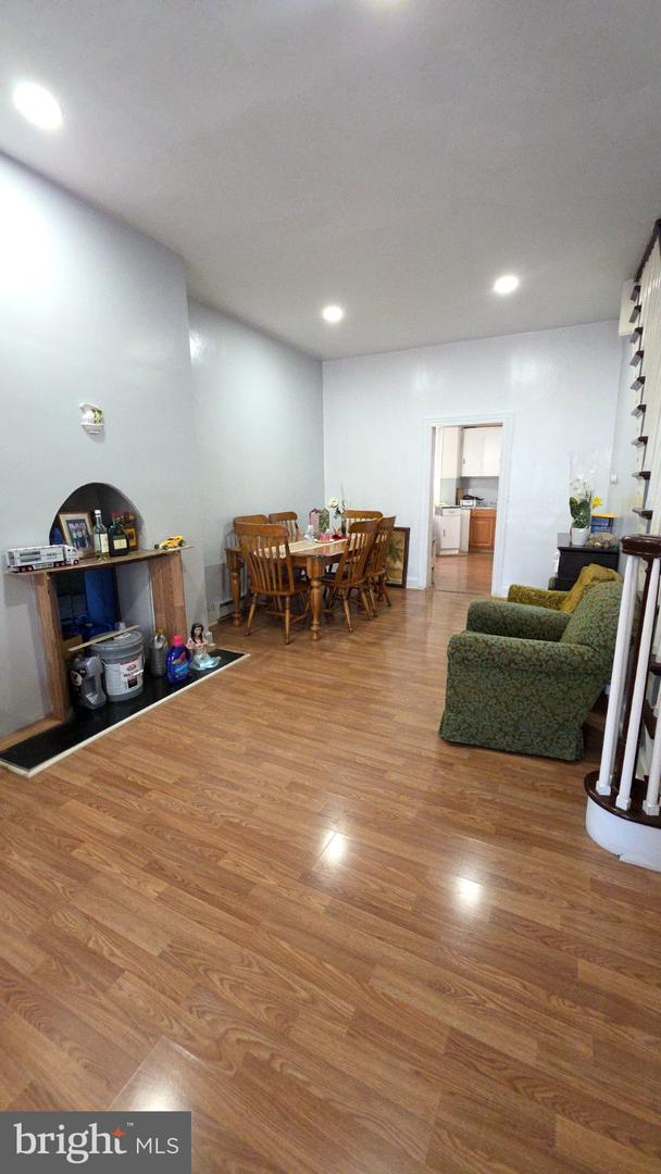332 S Jardin Property Photo 5