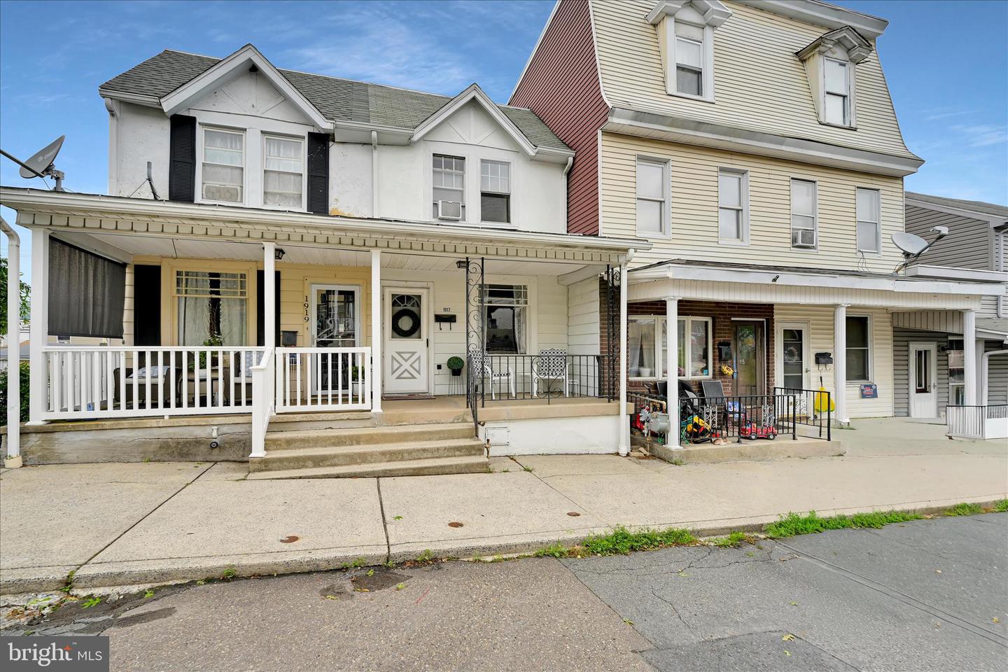 1917 W Walnut St Property Photo 1