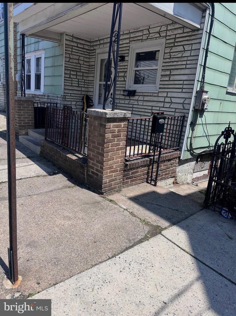 215 N Jardin St Property Photo 1