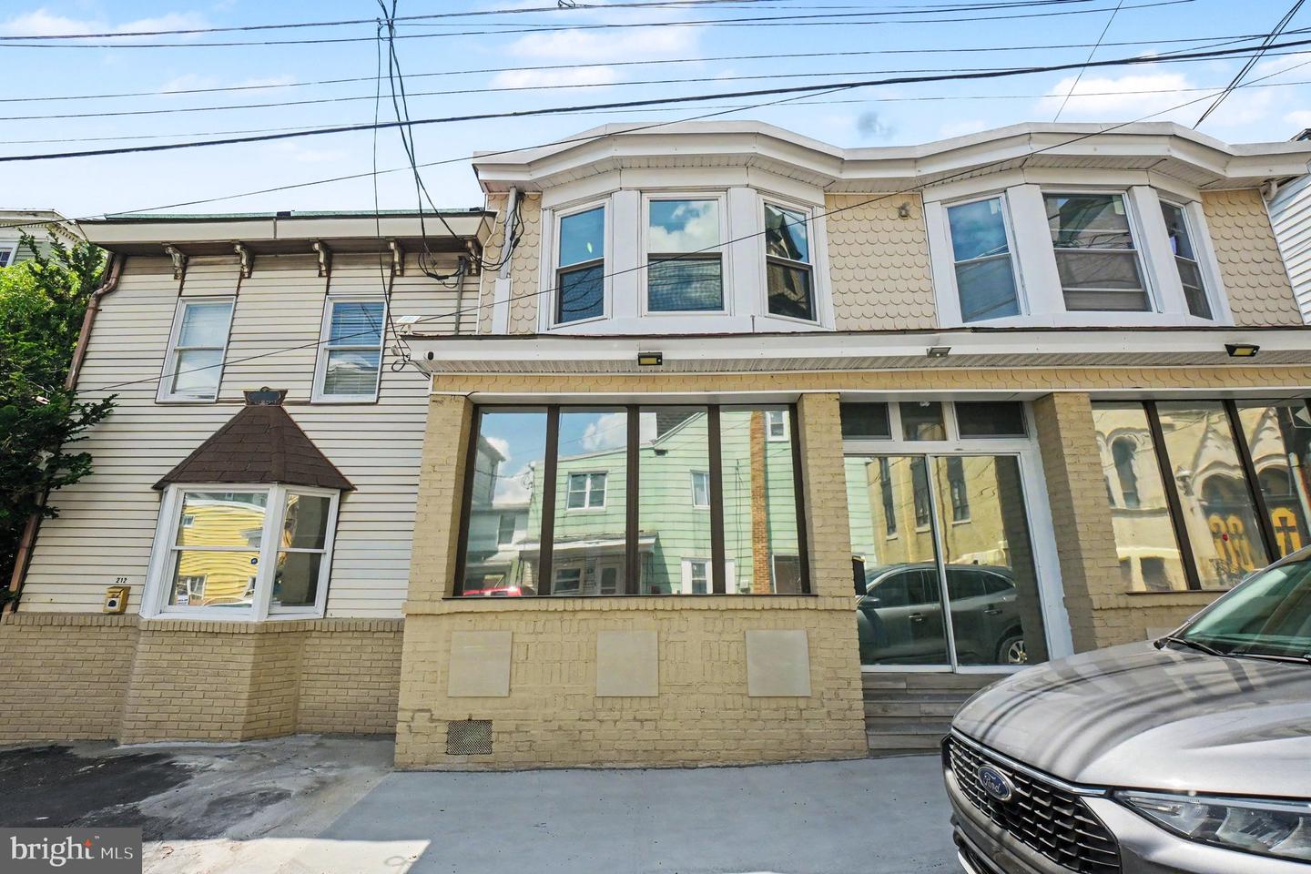 214 N Jardin St Property Photo 1