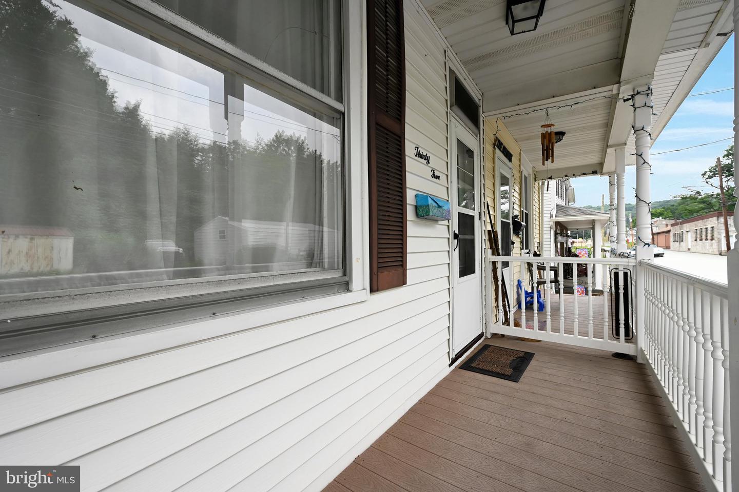 35 Clay St Property Photo 4