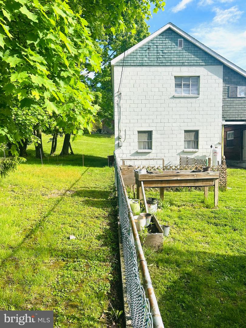 221 Main St Property Photo 6