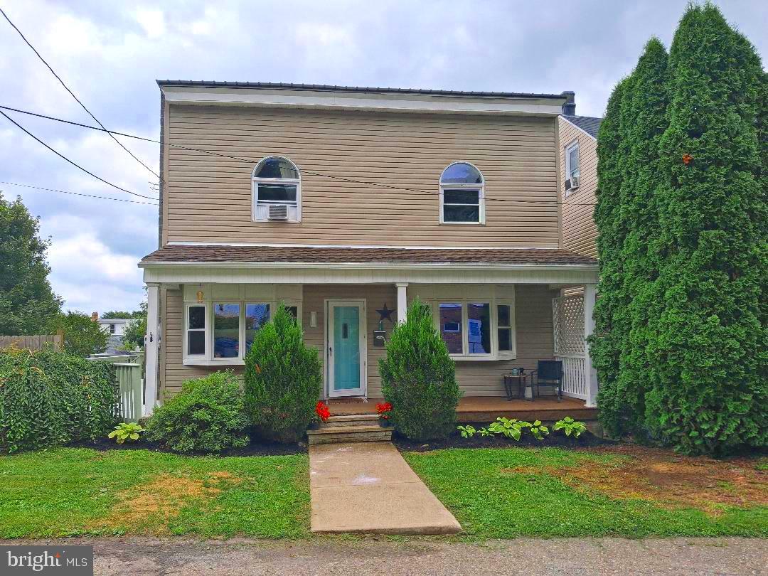 728 W John St Property Photo 1
