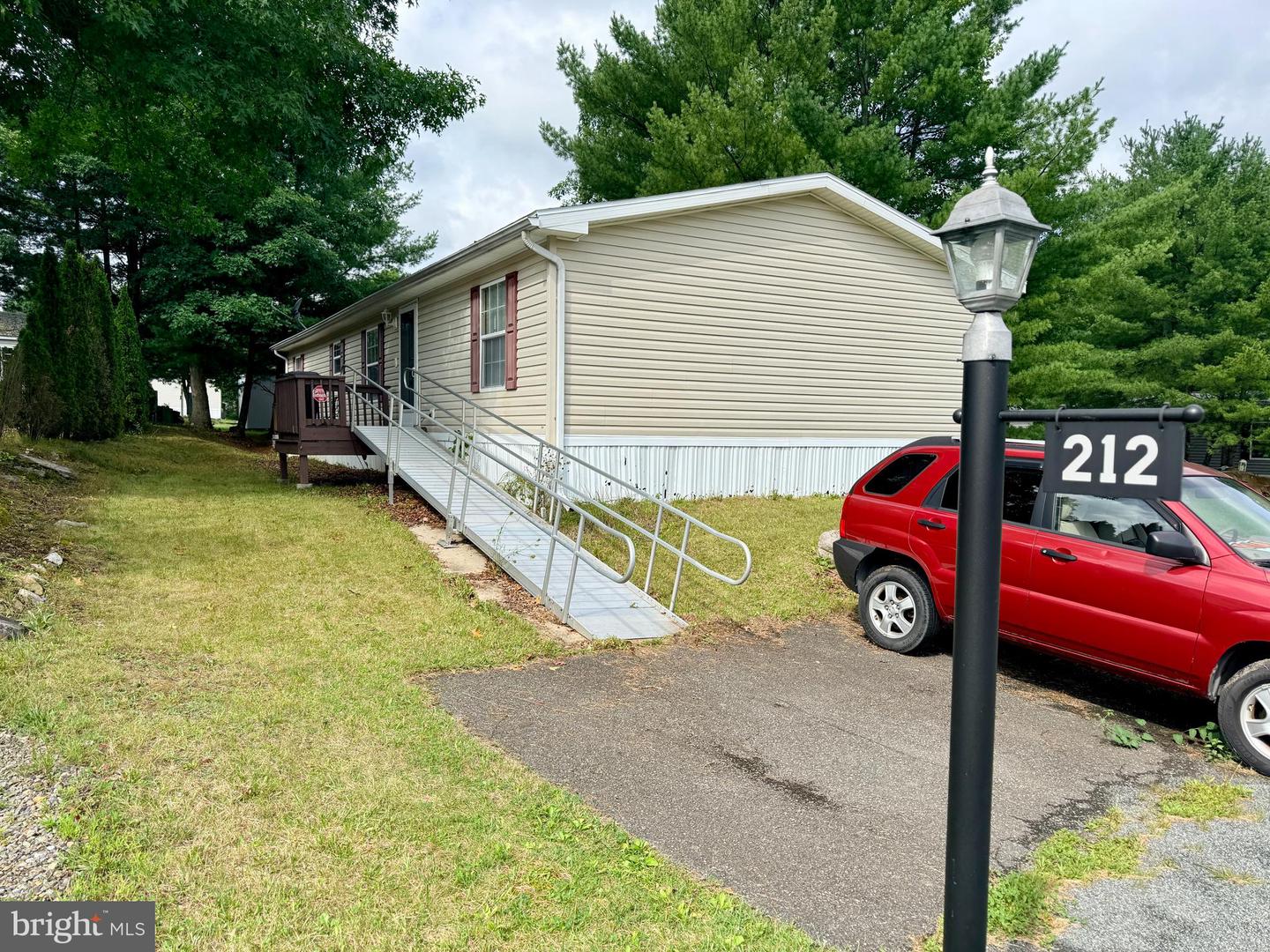 212 Hope Dr Property Photo 1