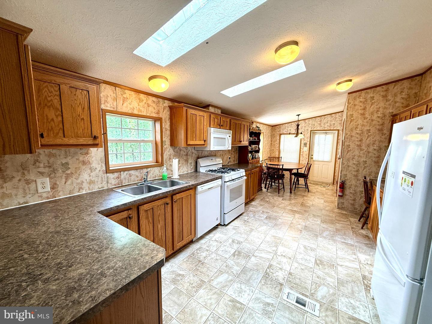 212 HOPE DR Property Photo 1