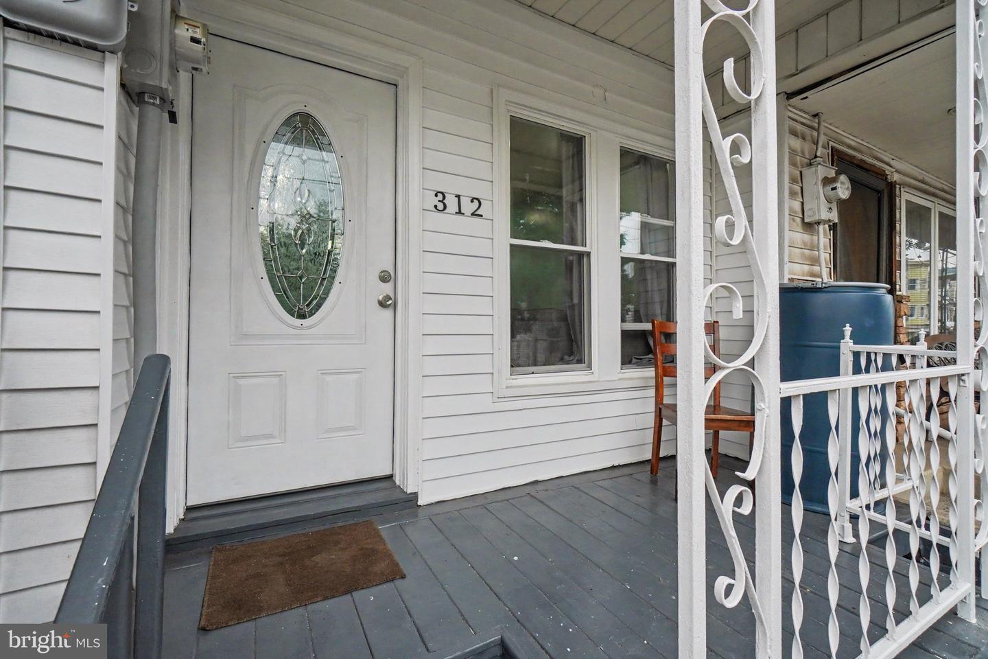 312 S Jardin St Property Photo 4