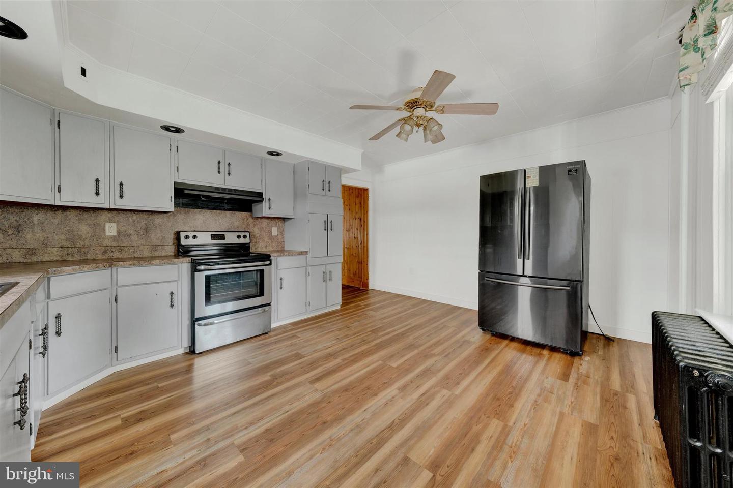 2273 W Market St Property Photo 7