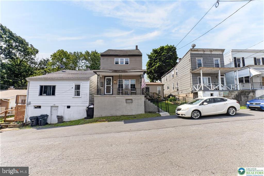 212 W Walnut St Property Photo 1