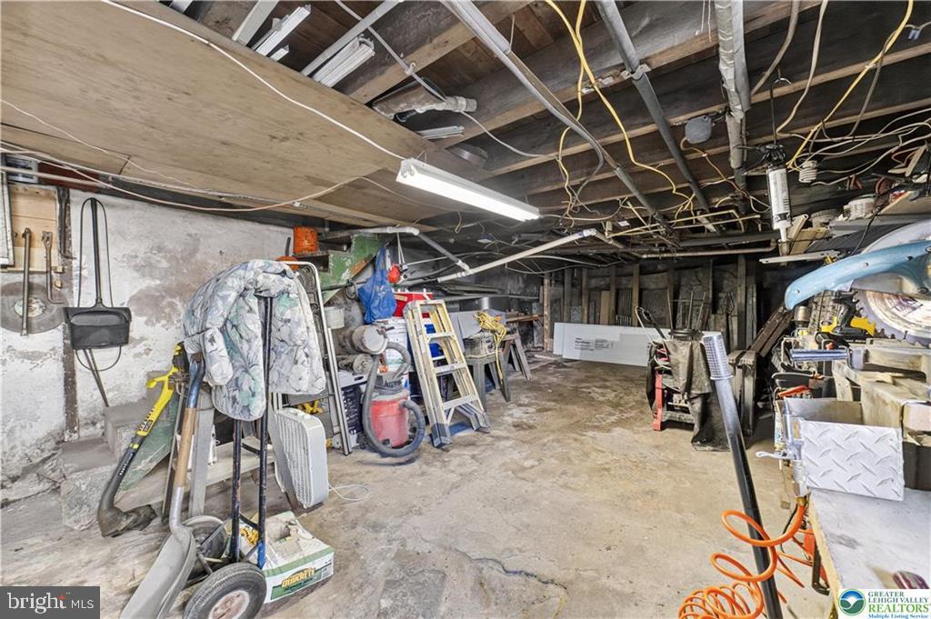 212 W Walnut St Property Photo 28