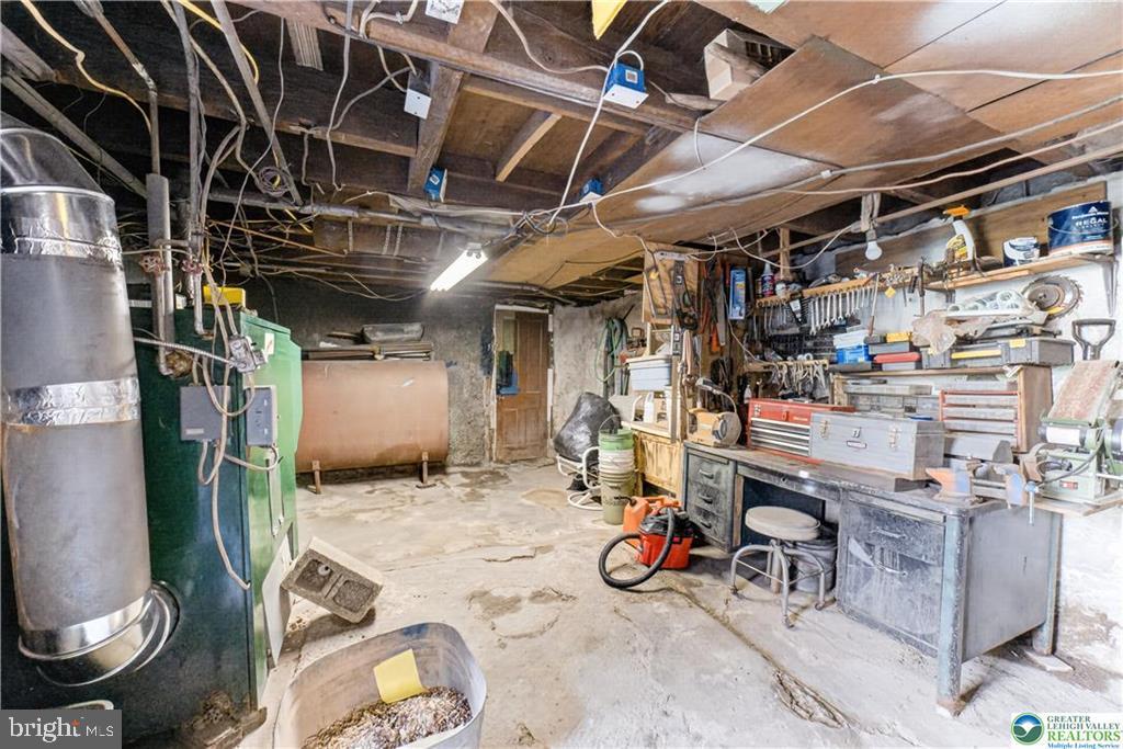 212 W Walnut St Property Photo 29