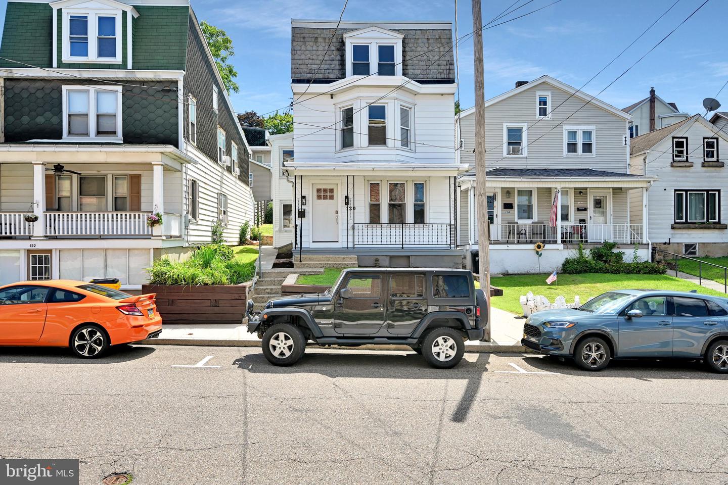 120 E Union St Property Photo 1