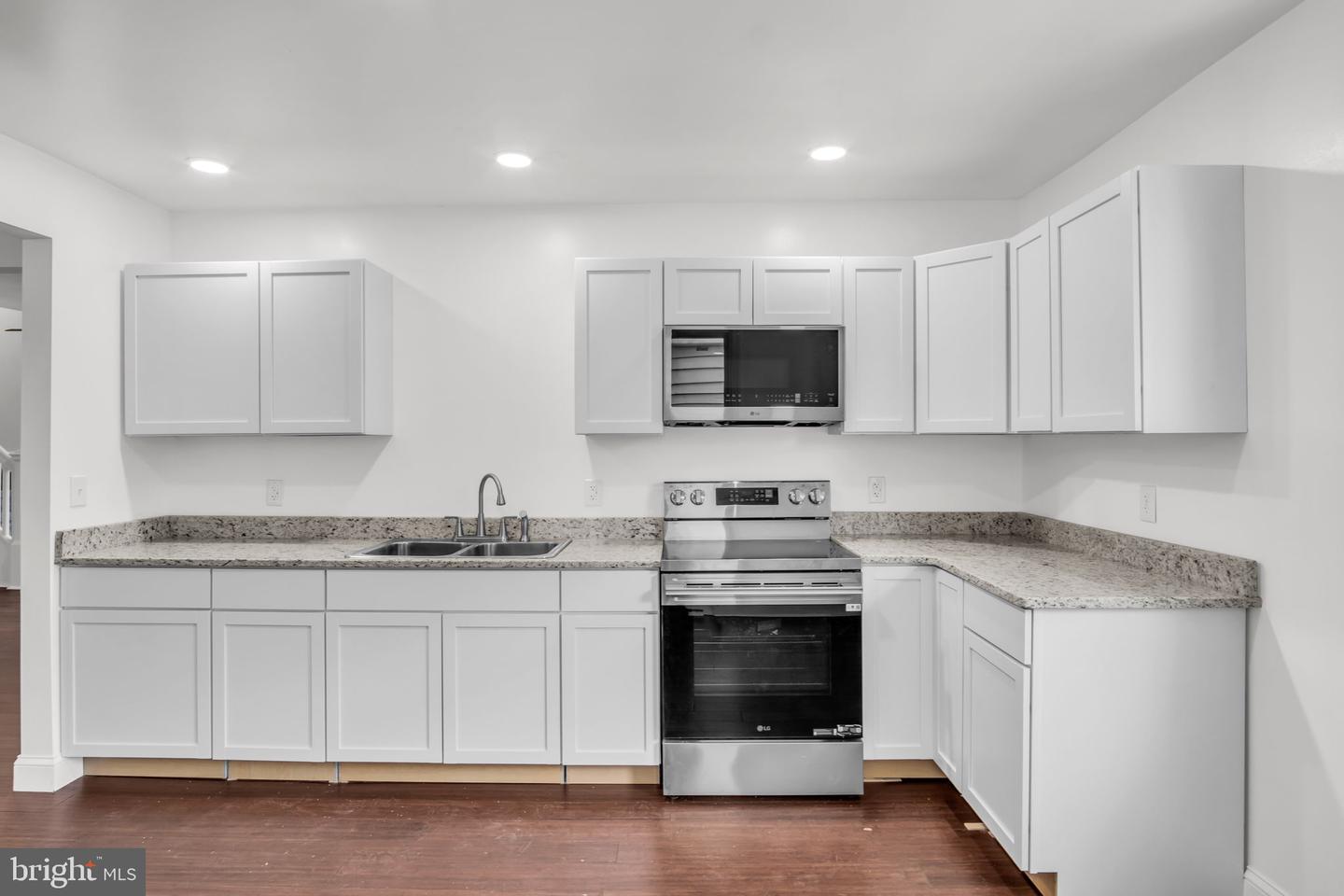 17 E Grand Ave Property Photo 6