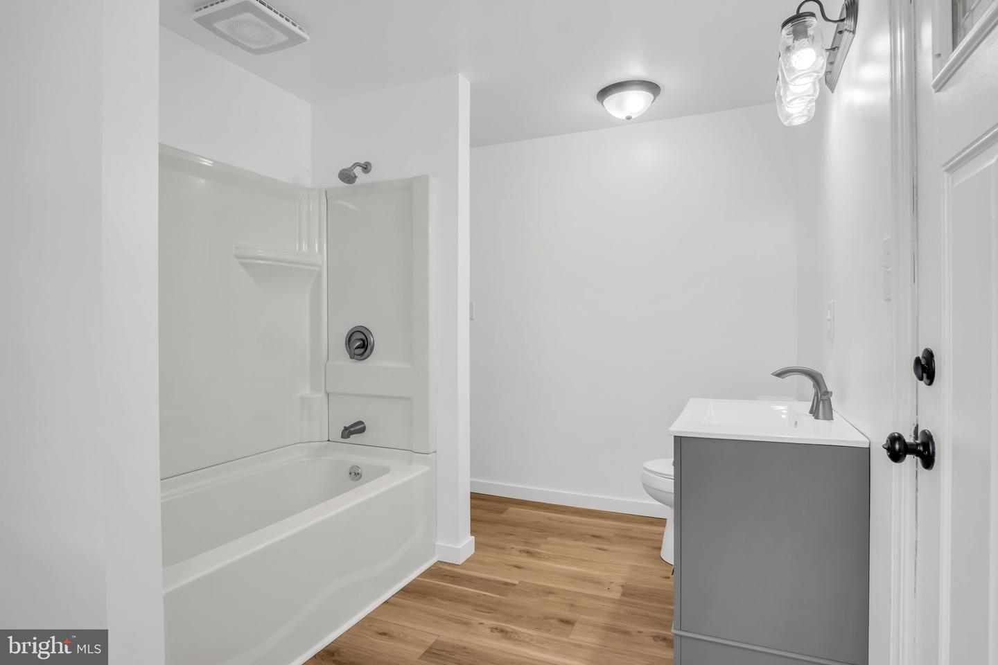 17 E Grand Ave Property Photo 18
