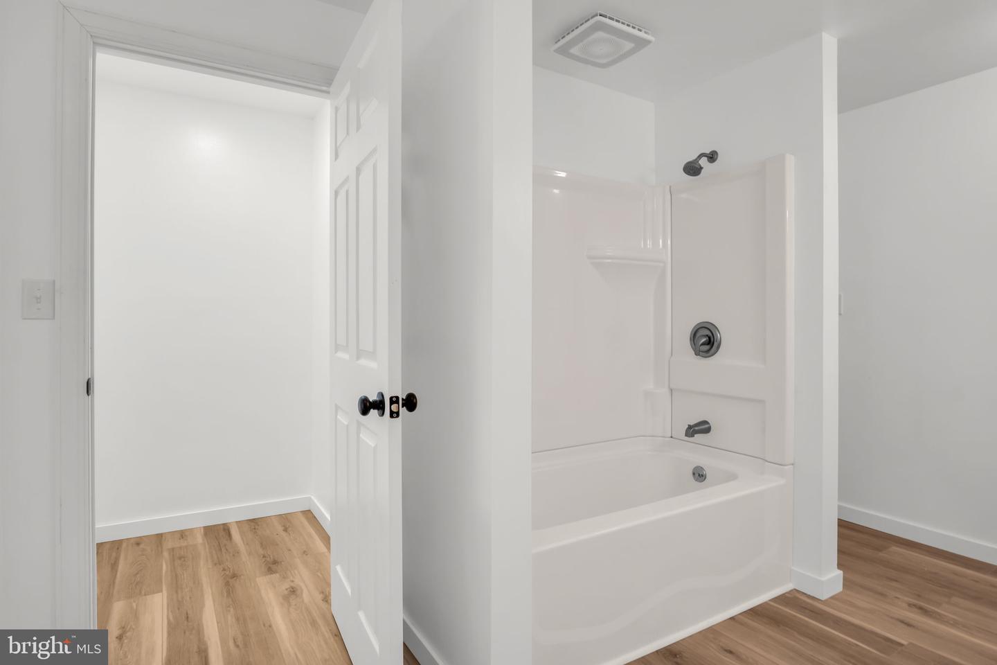 17 E Grand Ave Property Photo 19