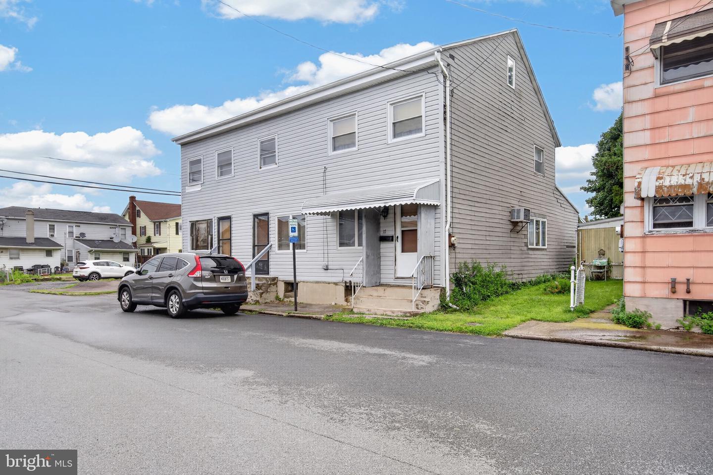 17 S LOGAN ST Property Photo 1