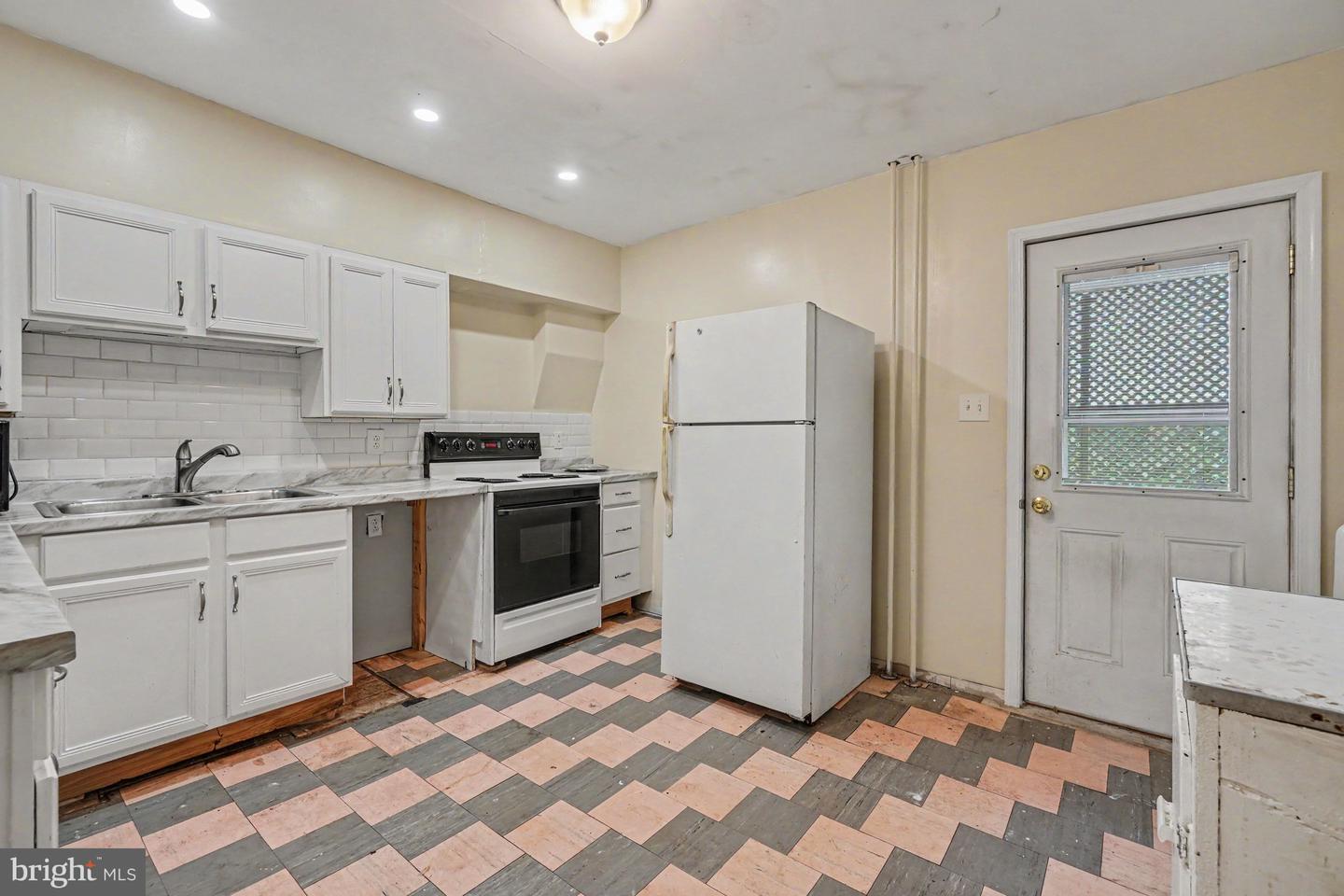 101 - 103 E Coal St Property Photo 24