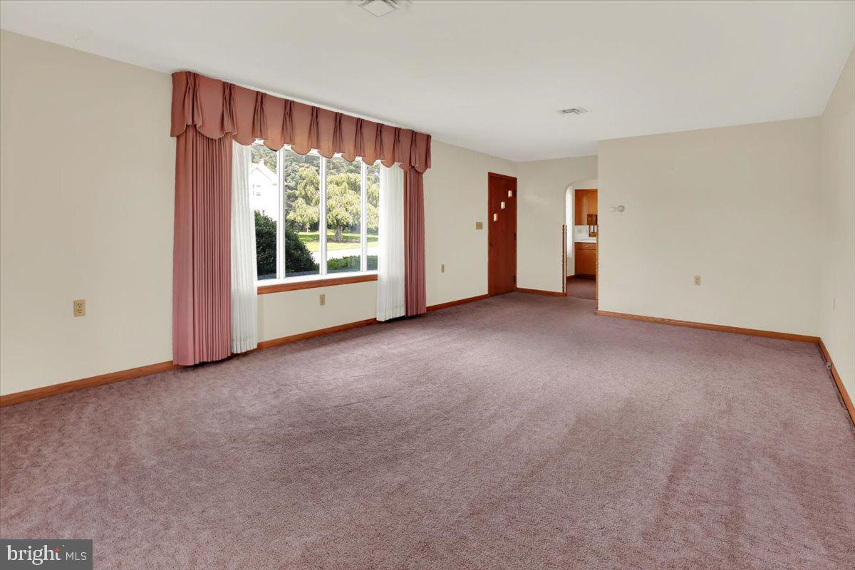 109 W Maple St Property Photo 5