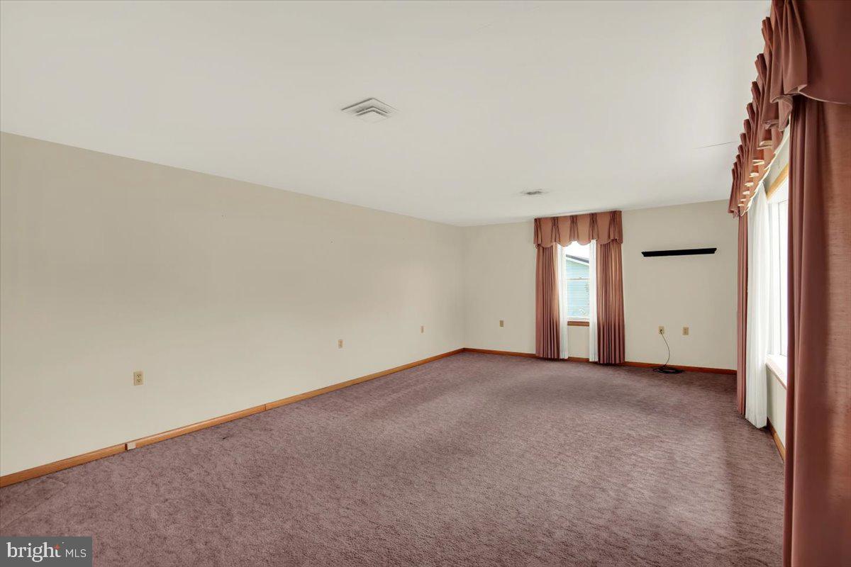 109 W Maple St Property Photo 7
